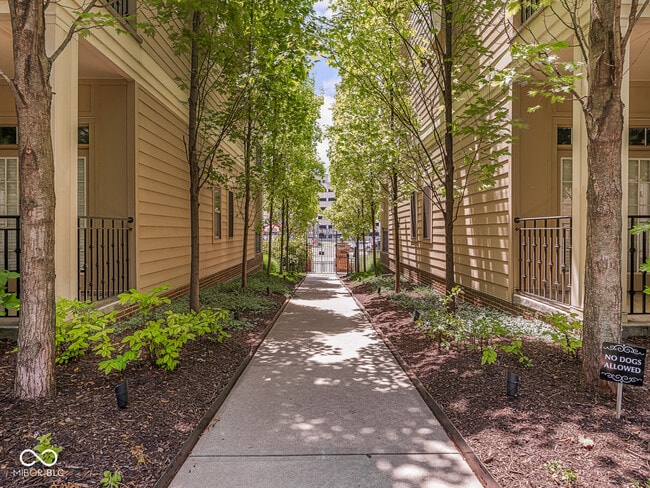 Building Photo - 450 E Ohio St