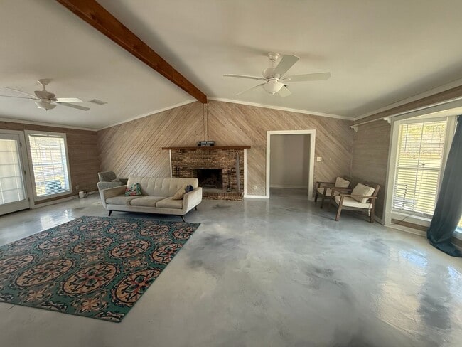 Building Photo - HUGE UPGRADED 3/2 ON 5 ACRE LOT!