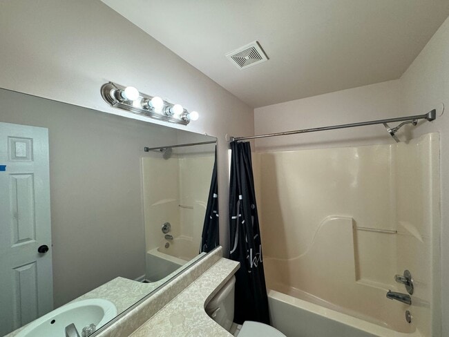 Building Photo - Introducing a charming home located in the heart of Suffolk ¨ASK ABOUT OUR ZERO DEPOSIT¨