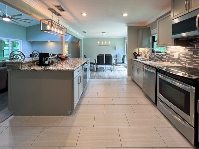 Building Photo - 3BR/2BA POOL HOME in SW Gainesville - avai...