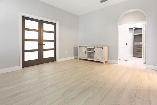 Building Photo - Pet-friendly, Newly Remodeled 2bd/2bth in Palmer Ranch