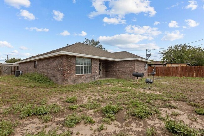 Building Photo - 1708 English Dr