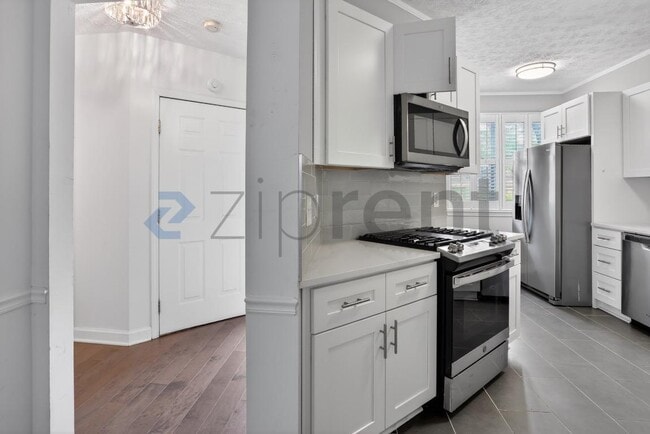 Building Photo - 484 Fraser St SE