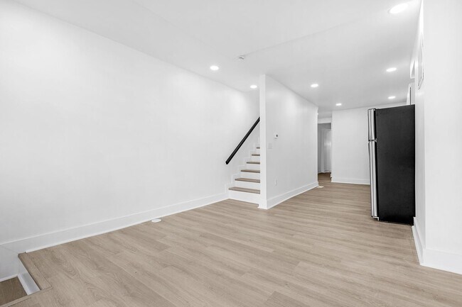 Building Photo - GORGEOUS end unit in Baltimore! 3 Bedrooms 3 Bathrooms Plus a Rec Room!
