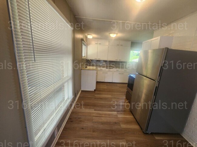 Building Photo - $1045 - 3 bedroom / 1 bathroom - Single Fa...