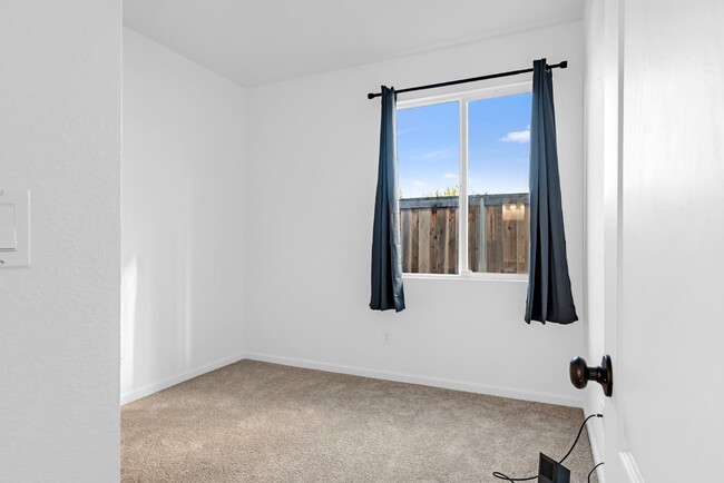 Building Photo - 533 Channel Ct