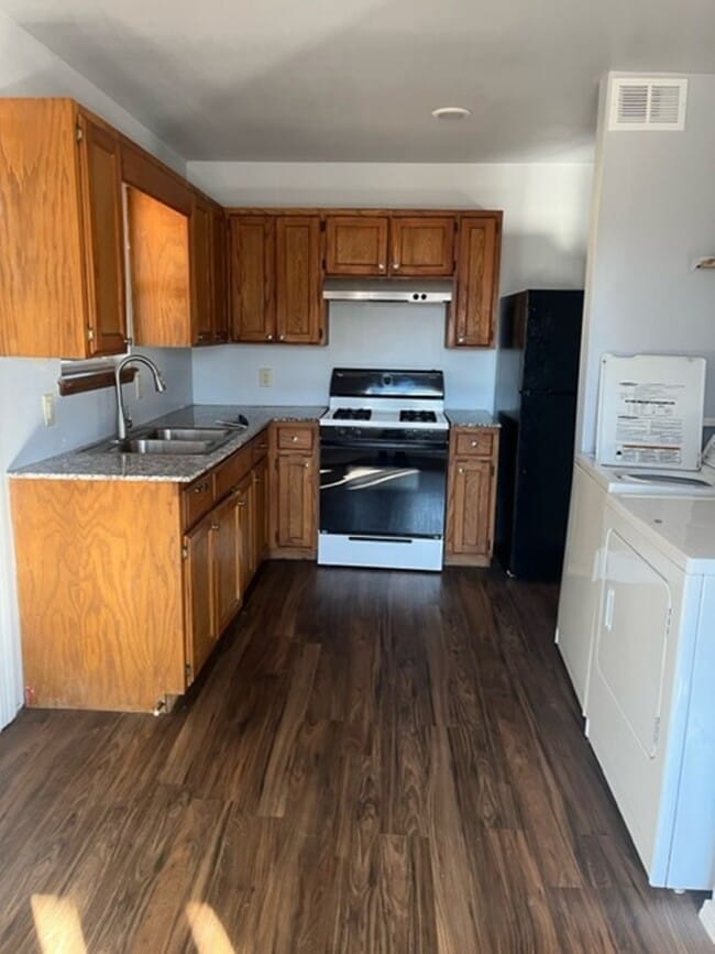 Building Photo - Three Bedroom/One Bath Home