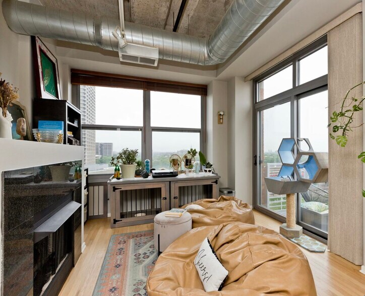 Building Photo - 933 W Van Buren St