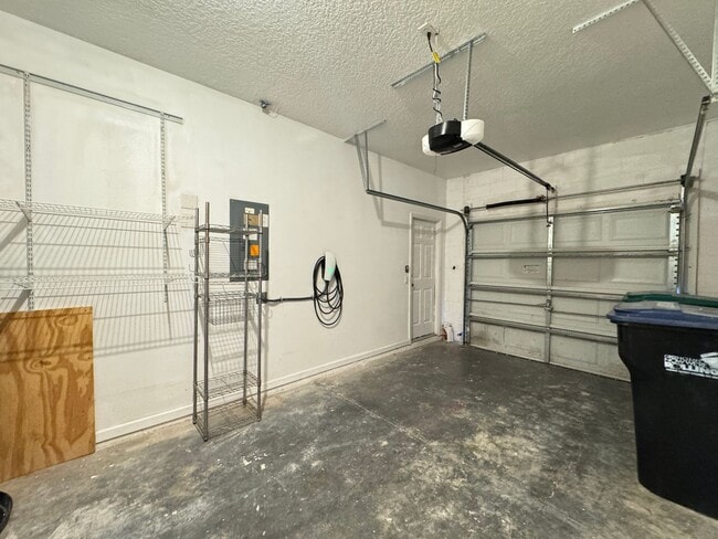 Building Photo - 5 Bedroom Townhome in Avalon Park! TESLA CHARGER INCLUDED!