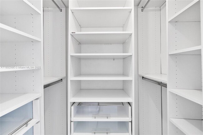 Building Photo - 9700 E Bay Harbor Dr