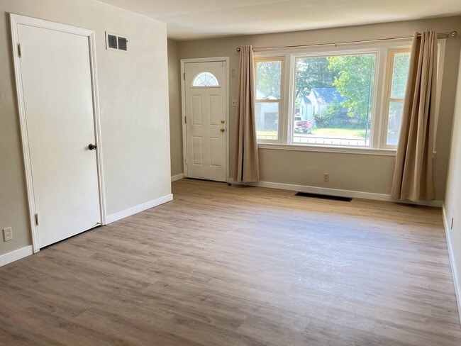 Building Photo - -Move-In Special- Charming 2 bedroom home,...