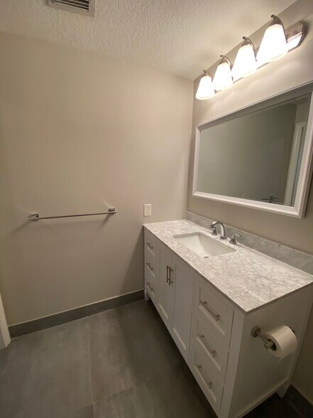 Building Photo - 9857 Baywinds Dr Apt 9112