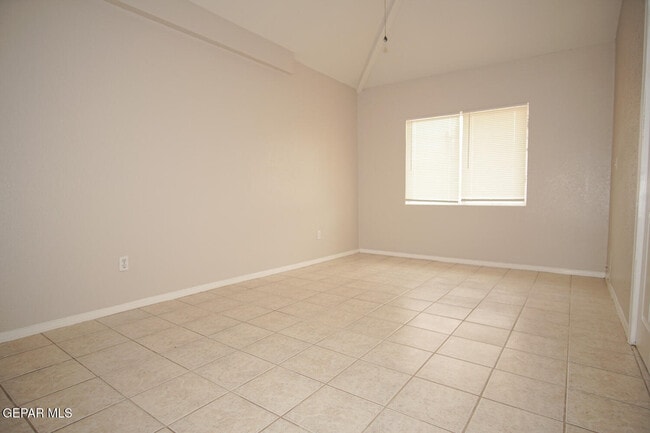 Building Photo - 10957 Chippendale Ave