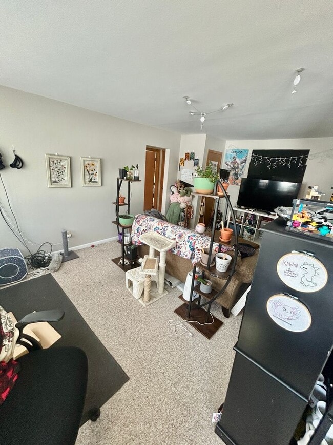 Building Photo - Available September! - 1 Bed 1 Bath Apartment