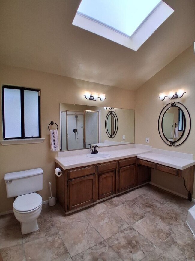 Building Photo - Charming Well-Maintained 3-Bed Fresno House!
