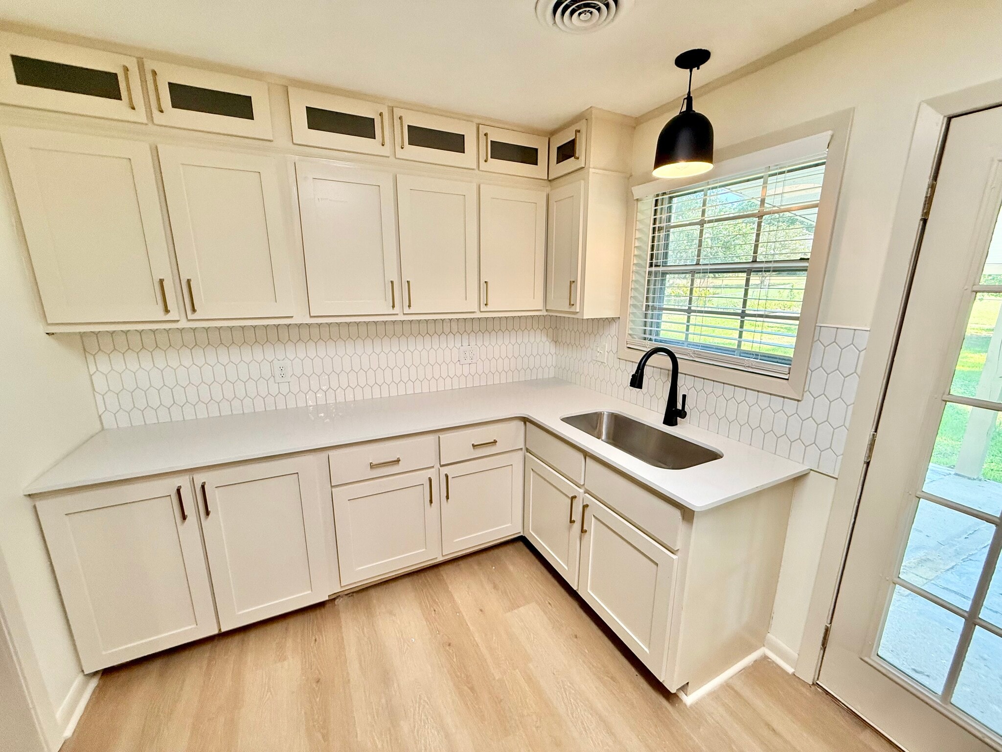 Kitchen - 246 Knight Dr