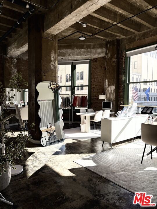 Primary Photo - 711 S Olive St