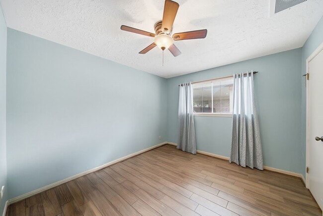 Building Photo - 3226 Springhill Dr