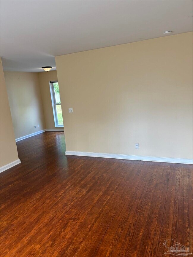 Building Photo - 5095 Crestwood Rd
