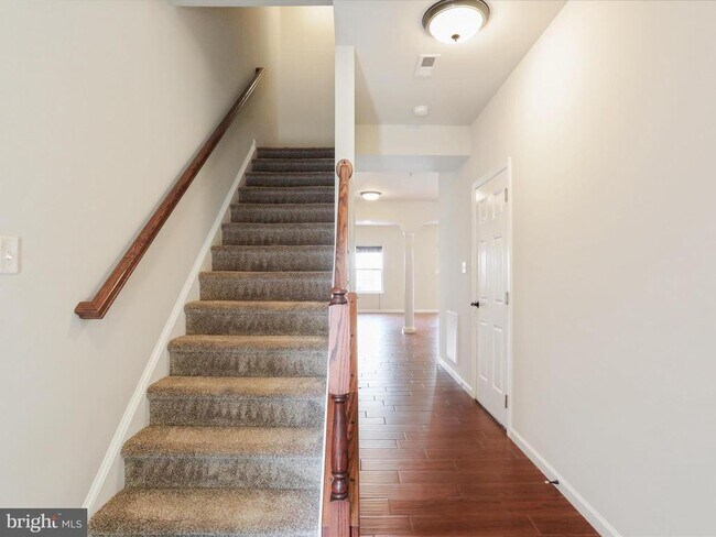 Building Photo - 20 Delano Dr