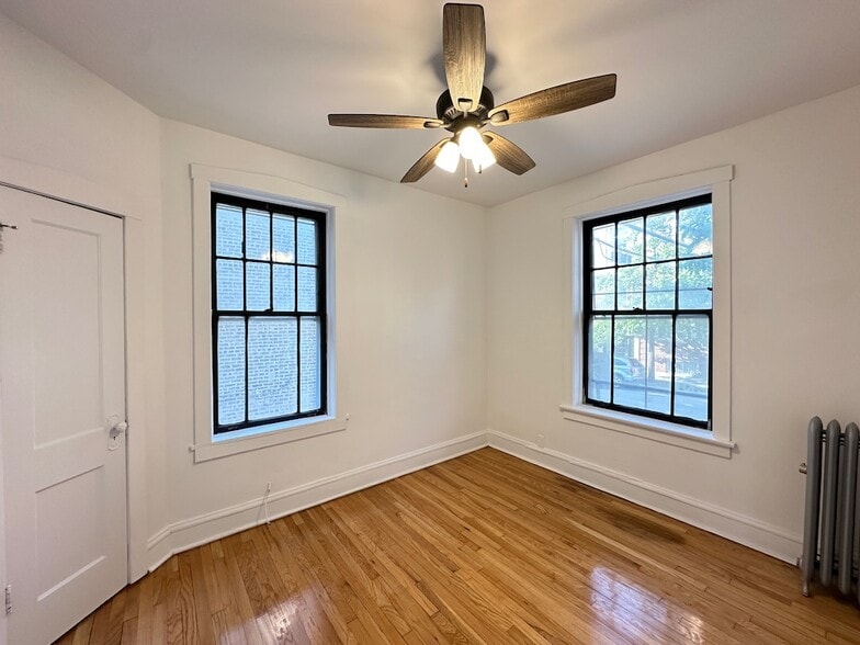 Building Photo - 2311 W Wilson Ave