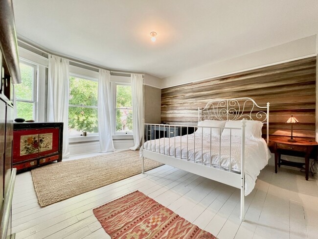 Building Photo - Victorian Gem in the Heart of Downtown – F...