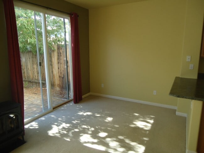 Building Photo - 2 bedroom, 2.5 bath and a loft in a quiet neighborhood