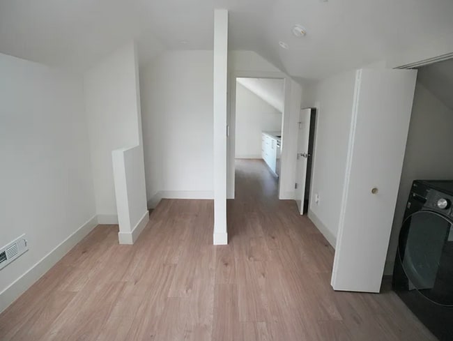 Building Photo - Updated top floor 1 bedroom In A Great Neighborhood!