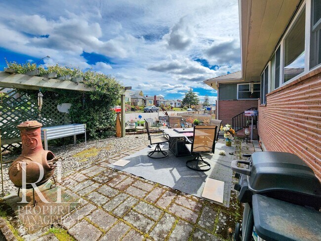 Building Photo - 2113 Brashem Ave