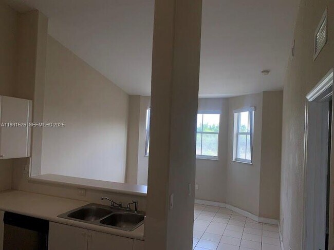 Building Photo - 2637 SE 16th Terrace