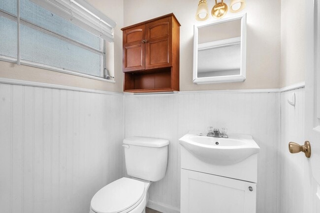 Building Photo - 385 Lincoln Ave