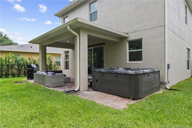 Building Photo - 1813 NW Cataluna Cir