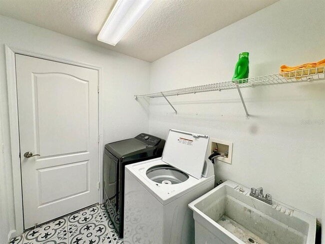 Building Photo - 30643 Tremont Dr