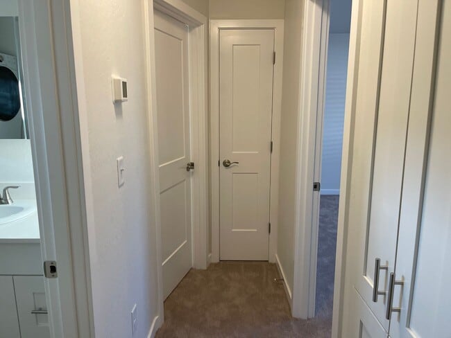 Building Photo - End Townhouse Unit in South Medford/Phoenix Area
