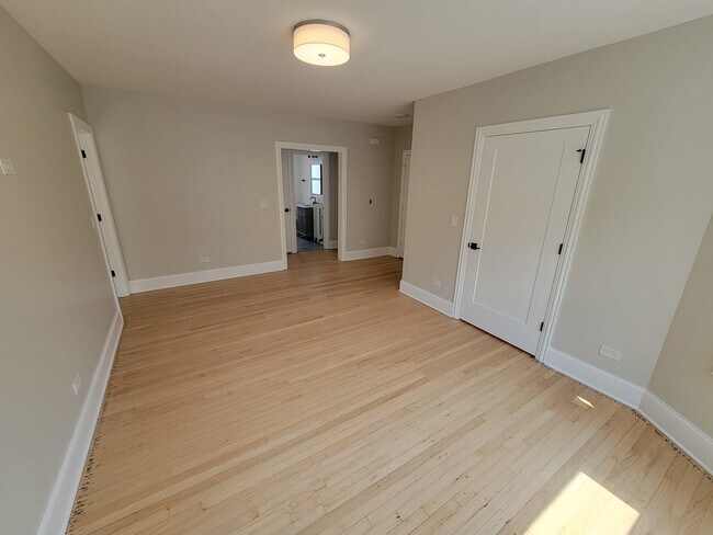 Building Photo - 6418 N Richmond St