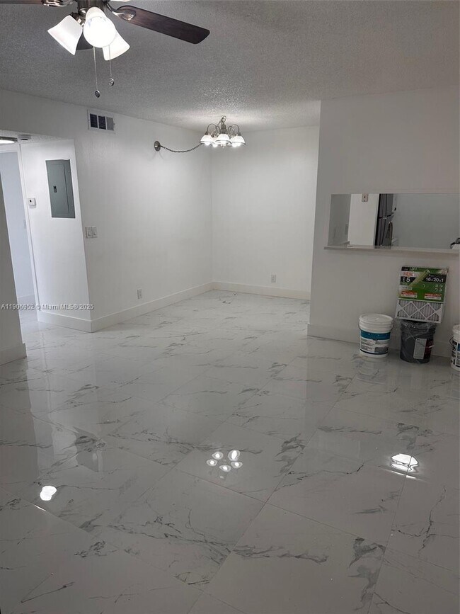 Building Photo - 1021 Twin Lakes Dr