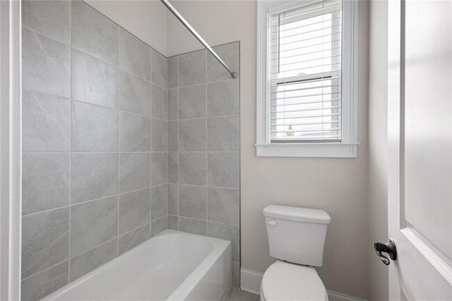 Building Photo - 109 Village Green Ave