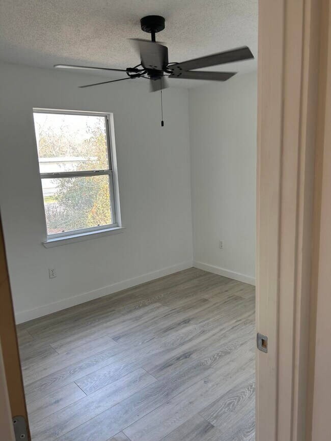 Building Photo - 1005 Pinetree Rd