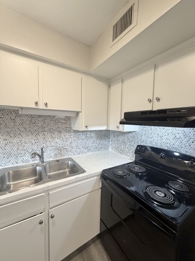 Building Photo - Palms on 31st Unit 106