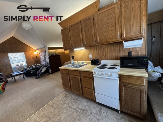 Building Photo - Upper Level Studio Near Campus, Free Parki...