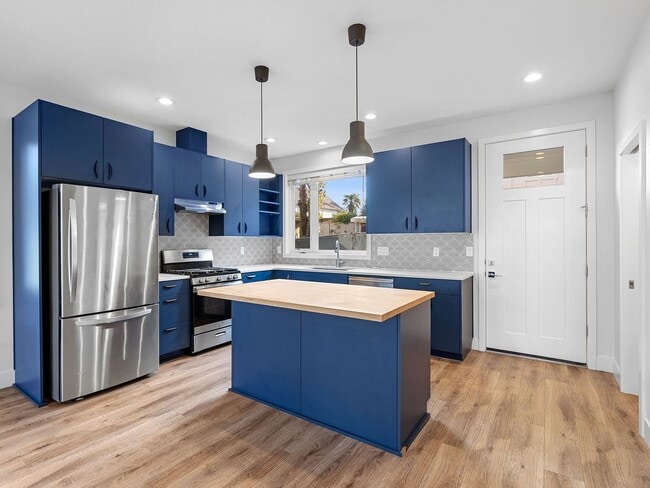 Building Photo - 4 bed/3.5 Bath Townhouse in Richmond Neighborhood, SE Portland