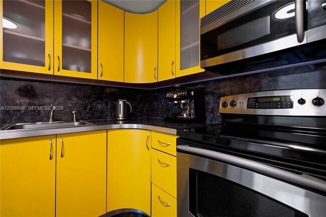Building Photo - 400 Kings Point Dr