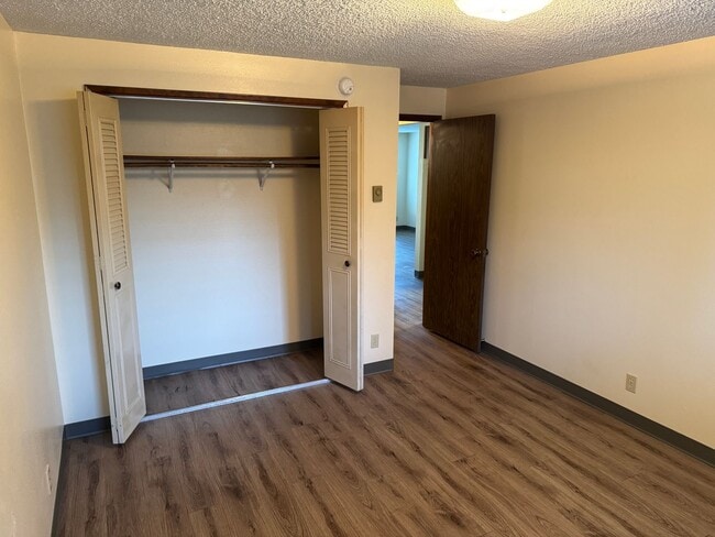 Building Photo - Large single level 2 bedroom 1 bath duplex in Springfield!