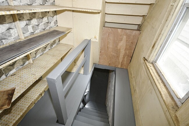 Building Photo - Updated 3 bed/1 bath House with garage!