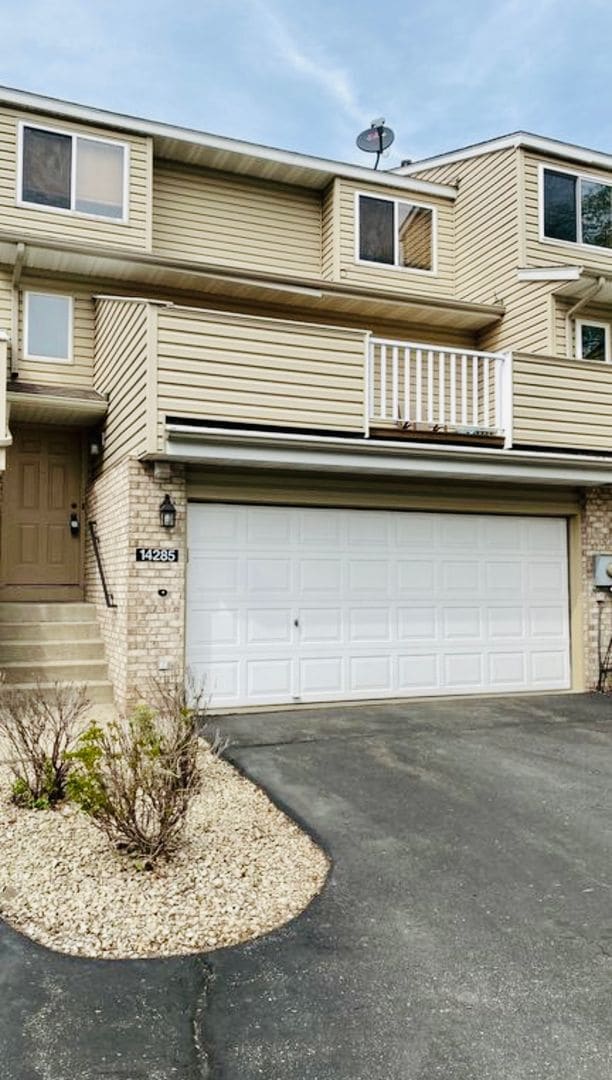 Building Photo - Spacious 2-Bedroom, 2.5 Bathroom, Tri-Level Townhome & Private Deck in Apple Valley!