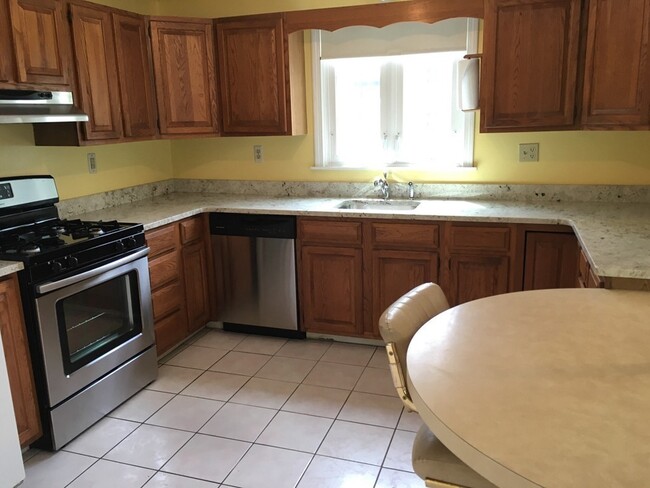 Building Photo - 9 Silver Birch Ave