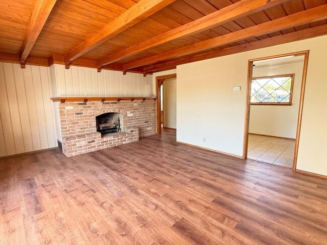 Building Photo - 1049 E 2nd Ave