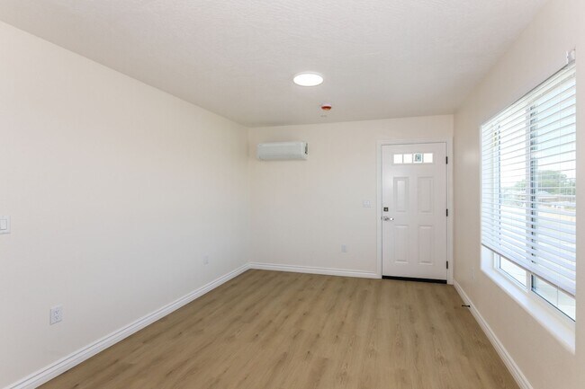 Building Photo - Spacious 3BR/2BA Home with Open Floor Plan, Garage & Washer/Dryer