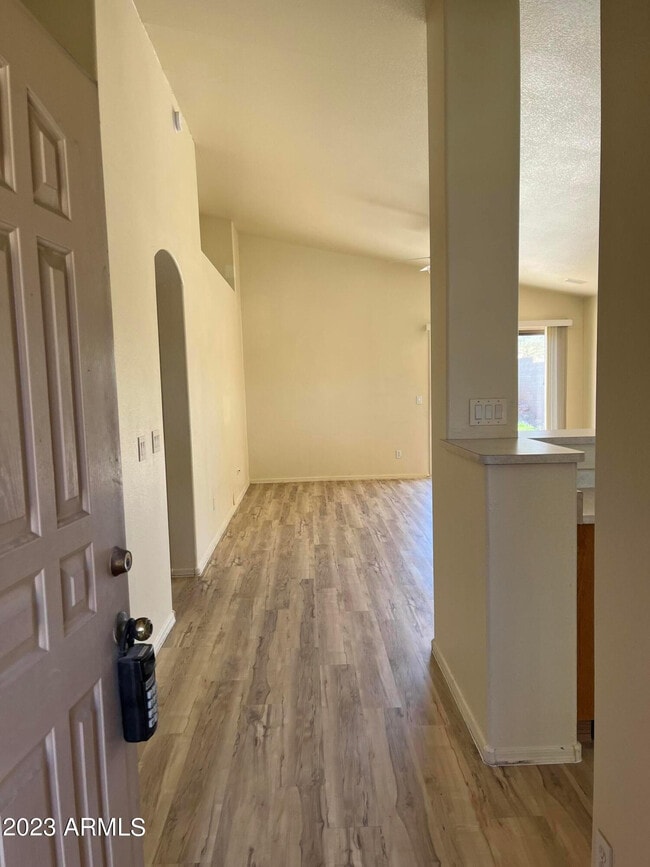 Building Photo - 1744 E Robin Ln