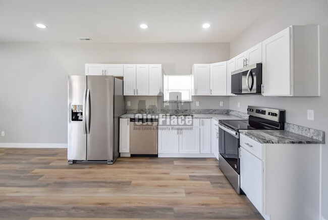 Building Photo - 2801 E Riverside Dr